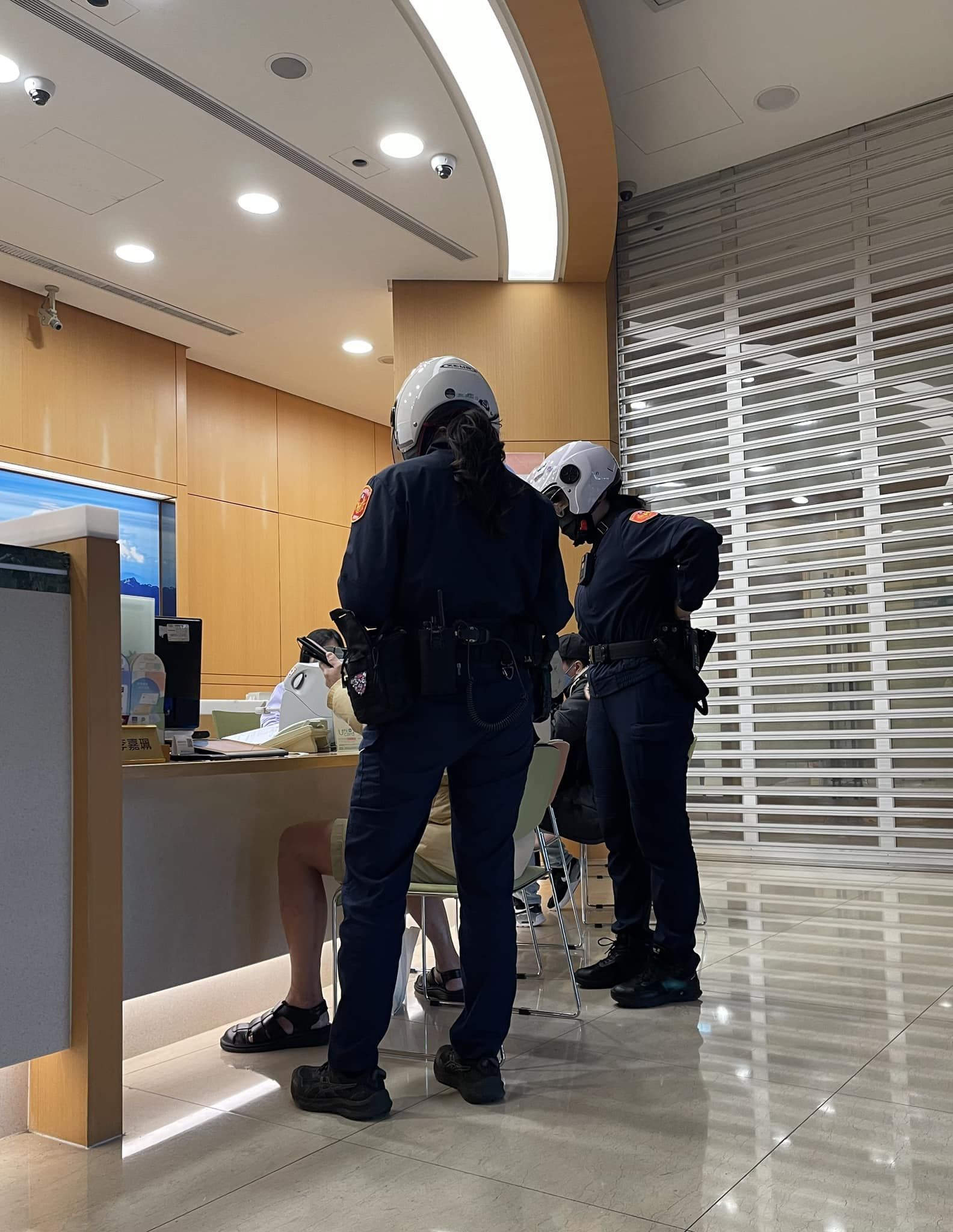 ▲▼他堅稱「認識馬斯克」硬要銀行匯33萬　主播何戎目睹過程祭1招防騙。（圖／翻攝自Facebook／何 戎 Ho Rong）