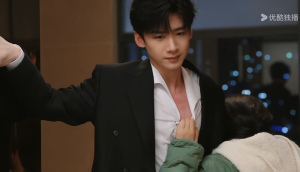 ▲▼《難哄》白敬亭大露肌肉身材。（圖／翻攝自微博／難哄）