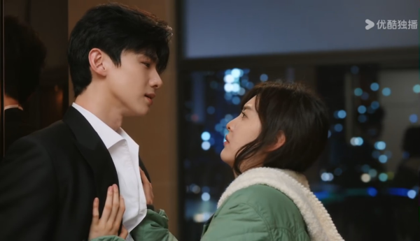 ▲▼《難哄》白敬亭大露肌肉身材。（圖／翻攝自微博／難哄）