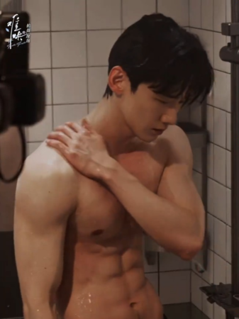 ▲▼《難哄》白敬亭大露肌肉身材。（圖／翻攝自微博／難哄）