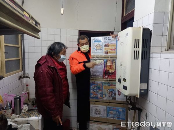 ▲南消一大隊後壁消防分隊前往轄內弱勢長者處，進行關懷居家訪視，並提供防災資訊確保自身安全。（圖／記者林東良翻攝，下同）