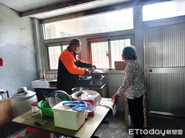 ▲南消一大隊後壁消防分隊前往轄內弱勢長者處，進行關懷居家訪視，並提供防災資訊確保自身安全。（圖／記者林東良翻攝，下同）