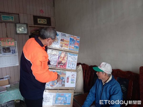 ▲南消一大隊後壁消防分隊前往轄內弱勢長者處，進行關懷居家訪視，並提供防災資訊確保自身安全。（圖／記者林東良翻攝，下同）