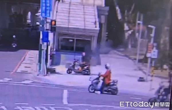 ▲▼機車「火燒車」全面燃燒！整輛車剩骨架淪廢鐵　女騎士嚇壞驚逃。（圖／記者賴文萱翻攝）