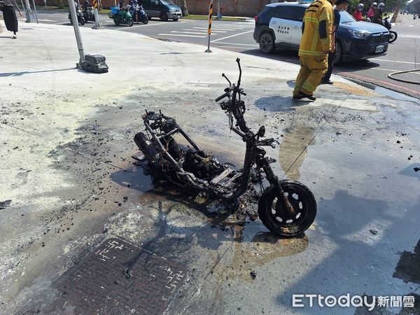 ▲▼機車「火燒車」全面燃燒！整輛車剩骨架淪廢鐵　女騎士嚇壞驚逃。（圖／記者賴文萱翻攝）