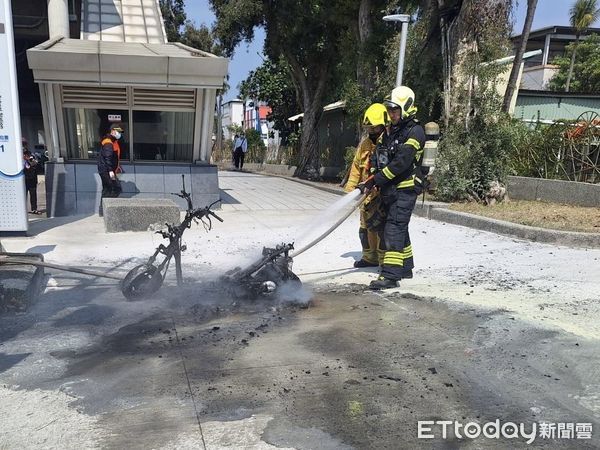 ▲▼機車「火燒車」全面燃燒！整輛車剩骨架淪廢鐵　女騎士嚇壞驚逃。（圖／記者賴文萱翻攝）
