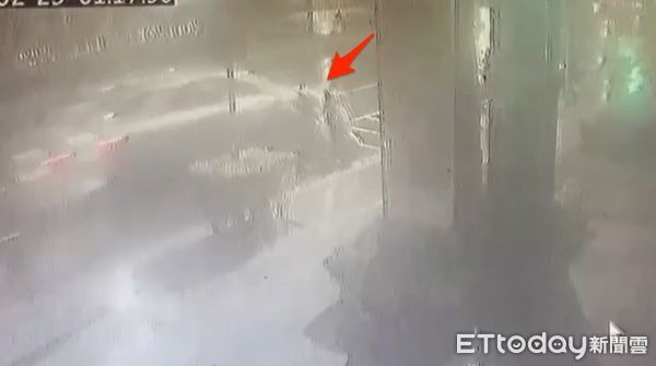 ▲▼監視器拍下黃女擦撞路旁停車格內機車，共有9機車1輛電動輔助車毀損，黃女的小客車右前車頭毀損             。（圖／記者陳以昇翻攝）