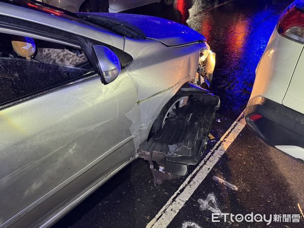 ▲▼監視器拍下黃女擦撞路旁停車格內機車，共有9機車1輛電動輔助車毀損，黃女的小客車右前車頭毀損             。（圖／記者陳以昇翻攝）