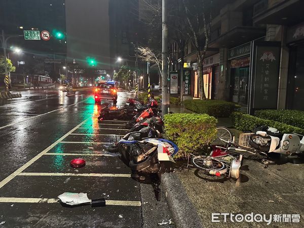 ▲▼監視器拍下黃女擦撞路旁停車格內機車，共有9機車1輛電動輔助車毀損，黃女的小客車右前車頭毀損             。（圖／記者陳以昇翻攝）