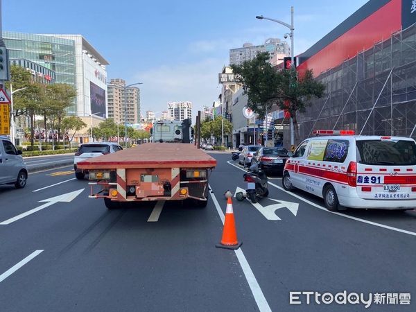 ▲▼驚悚畫面曝！機車擦撞拖板車倒地　女騎士捲輪下腿遭輾送醫。（圖／記者賴文萱翻攝）