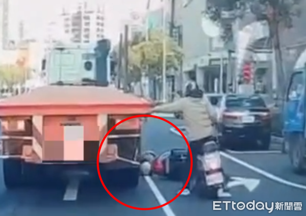 ▲▼驚悚畫面曝！機車擦撞拖板車倒地　女騎士捲輪下腿遭輾送醫。（圖／記者賴文萱翻攝）