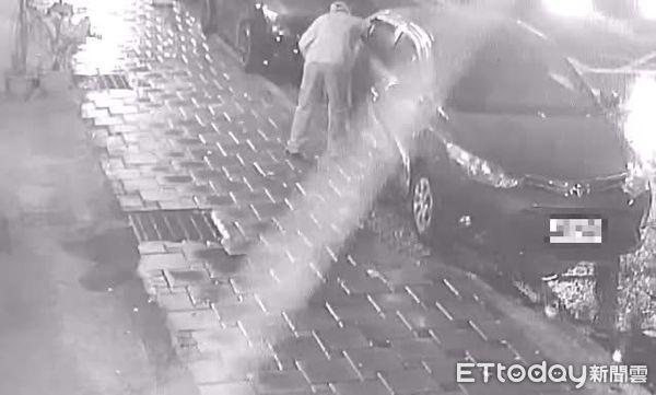 ▲張姓男子涉嫌於春節期間在草鞋墩夜市附近破壞車窗竊取財物。（圖／記者高堂堯翻攝，下同）