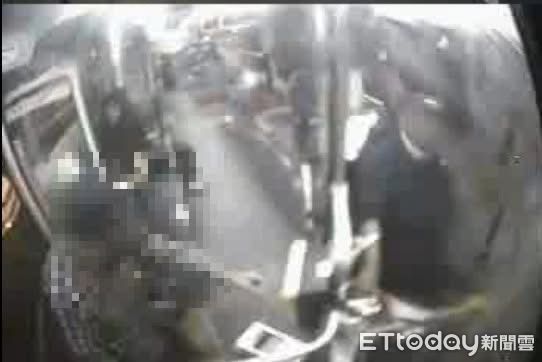 ▲男子涉嫌於春節期間在草鞋墩夜市附近破壞車窗竊取財物。（圖／記者高堂堯翻攝）