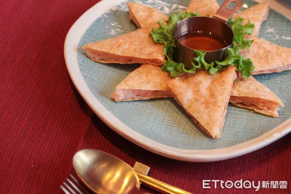 ▲月亮蝦餅誰發明？瓦城：我們首創　再推期間限定「松露口味」。（圖／記者黃士原攝）