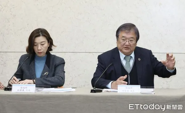 ▲▼衛福部長邱泰源記者會 說明大醫院急診爆滿 因應措施。（圖／記者屠惠剛攝）