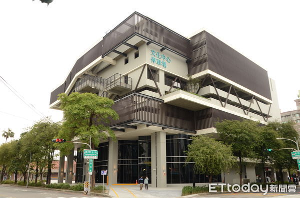 ▲台南文化中心立體停車場，24日由市長黃偉哲主持啟用典禮，停車場提供211席汽車格、172席機車格。（圖／記者林東良翻攝，下同）