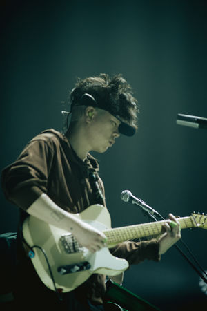 ▲▼HYUKOH吳赫婚後現身高雄，羞澀地先講了台語，再冒出台灣腔與粉絲打招呼。（圖／華納音樂提供）