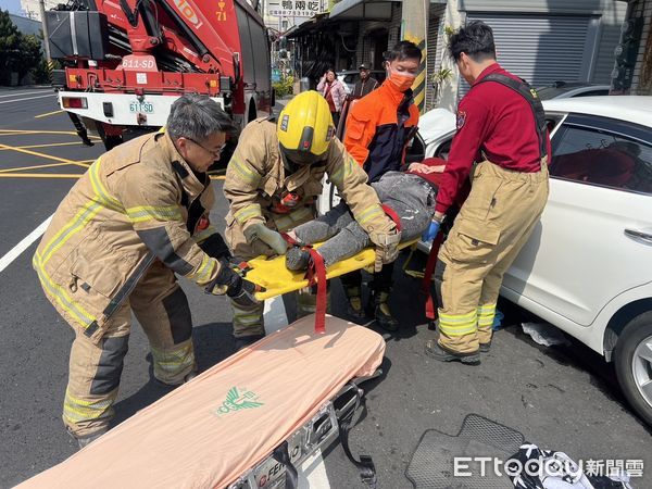 ▲台南市學甲區華宗路24日中午發生1起汽機車車禍事故，女駕駛受困車內，消防人員搶救小客車69歲女駕駛脫困，並將陳女等3人送醫。（圖／記者林東良翻攝，下同）