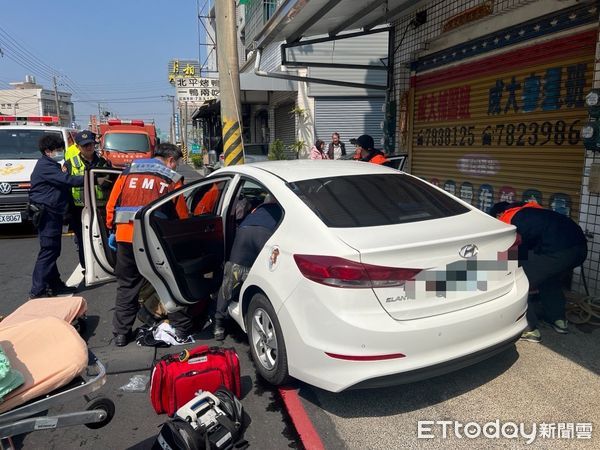 ▲台南市學甲區華宗路24日中午發生1起汽機車車禍事故，女駕駛受困車內，消防人員搶救小客車69歲女駕駛脫困，並將陳女等3人送醫。（圖／記者林東良翻攝，下同）