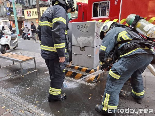 ▲▼北市西門町突傳出陣陣燒焦味，經查疑似是行動電源溫度太高導致，消防員緊急射水降溫             。（圖／記者張君豪翻攝）