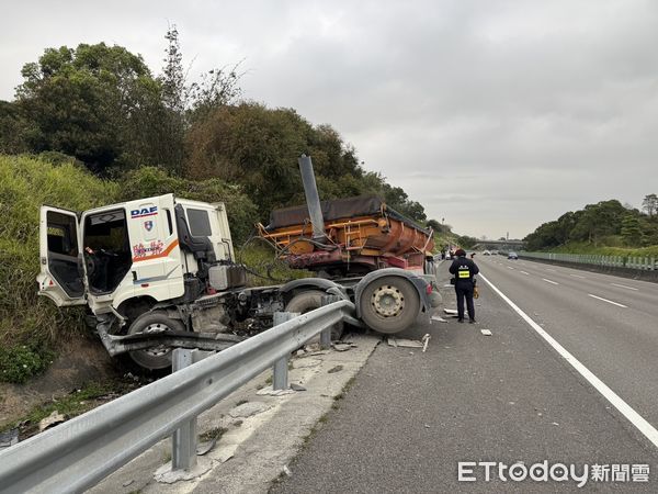 ▲國道3號南向355.4公里，24日上午7時7分許，發生砂石車撞擊外側護欄肇事，62歲楊姓駕駛人幸無受傷。（圖／記者林東良翻攝，下同）