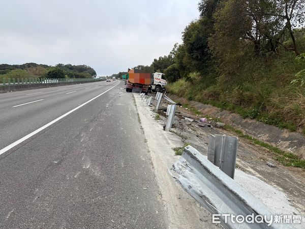 ▲國道3號南向355.4公里，24日上午7時7分許，發生砂石車撞擊外側護欄肇事，62歲楊姓駕駛人幸無受傷。（圖／記者林東良翻攝，下同）
