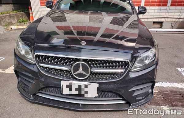 ▲▼吳男賓士車被吊扣，懸掛假車牌被警識破             。（圖／記者陳以昇翻攝）