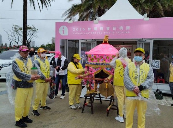 ▲2025台灣燈會最後一天，桃園白沙屯媽祖鑾轎快閃宗教燈區