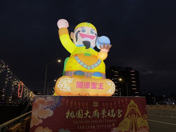 ▲2025台灣燈會最後一天，桃園白沙屯媽祖鑾轎快閃宗教燈區