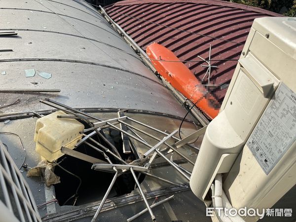 ▲台南市安南區海佃路四段452巷內1處民宅發生意外事故，遭天上掉下1架訓練用遙控飛機砸破採光罩，幸無人員傷亡。（圖／記者林東良翻攝，下同）