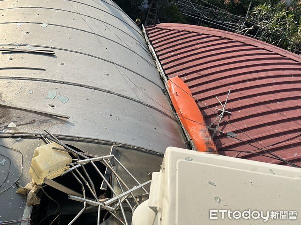 ▲台南市安南區海佃路四段452巷內1處民宅發生意外事故，遭天上掉下1架訓練用遙控飛機砸破採光罩，幸無人員傷亡。（圖／記者林東良翻攝，下同）