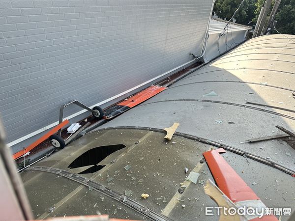 ▲台南市安南區海佃路四段452巷內1處民宅發生意外事故，遭天上掉下1架訓練用遙控飛機砸破採光罩，幸無人員傷亡。（圖／記者林東良翻攝，下同）