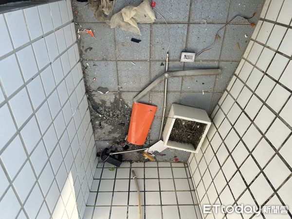 ▲台南市安南區海佃路四段452巷內1處民宅發生意外事故，遭天上掉下1架訓練用遙控飛機砸破採光罩，幸無人員傷亡。（圖／記者林東良翻攝，下同）