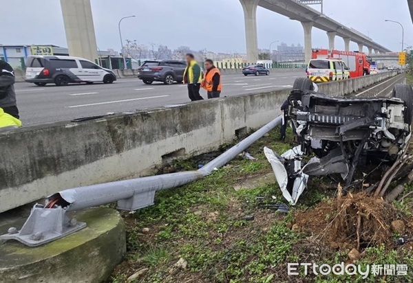 ▲白色自小客車自撞外側欄衝邊坡，將路燈桿撞斷後翻覆。（圖／國道公路警察局提供）