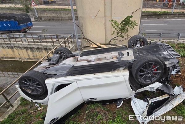 ▲▼儘管車體嚴重變形，但駕駛有繫安全帶未受到傷害，自行脫困無須就醫。（圖／國道公路警察局提供）