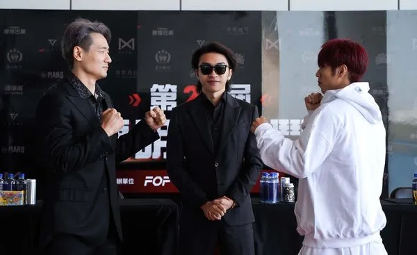 ▲▼ 台灣格鬥傳奇「金鋼刀」張景雄（左)，拳願執行長秋偉（中），曾為館長弟子的中二病館長李育昇（右） 。（圖／拳願明星格鬥賽提供）