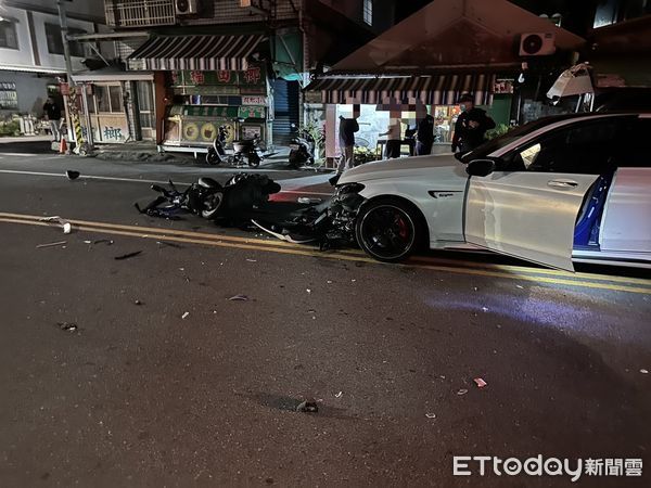 ▲枋寮鄉中山路機車與自小客車交通事故             。（圖／記者陳崑福翻攝）