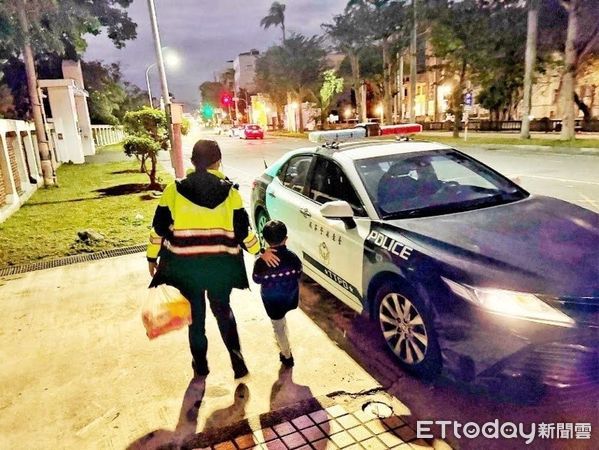 ▲男童天黑逛大街警方協助與家人團聚。（圖／記者楊漢聲翻攝）