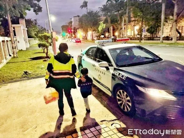 ▲男童天黑逛大街警方協助與家人團聚。（圖／記者楊漢聲翻攝）