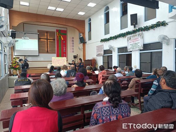 ▲警方結合部落教會進行宣導。（圖／記者楊漢聲翻攝）