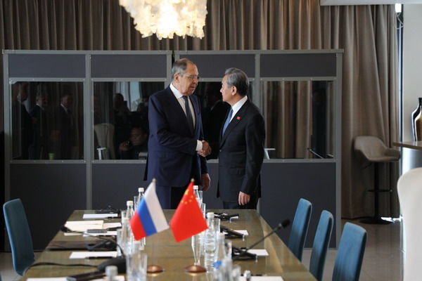 ▲▼王毅20日在南非約翰尼斯堡會見拉夫羅夫。（圖／翻攝自大陸外交部網站）