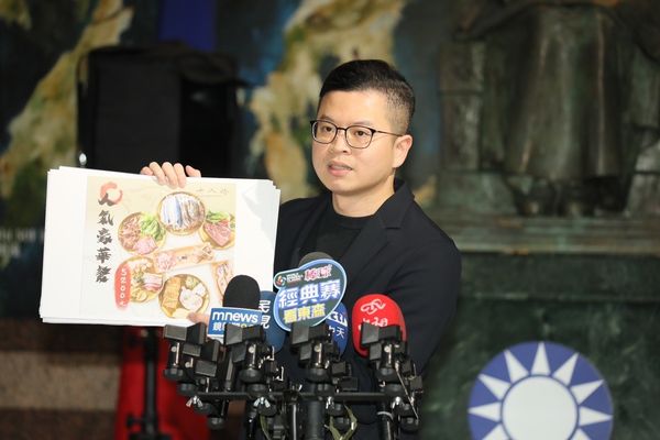 ▲凌濤拿出這次賴清德烤肉趴的外燴菜單。（圖／凌濤提供）