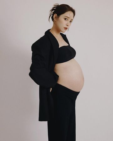 ▲歐陽妮妮露出了凸起的孕肚曲線。（圖／翻攝自Instagram／niniouyang）