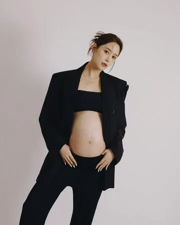 ▲歐陽妮妮曬出一組孕婦寫真。（圖／翻攝自Instagram／niniouyang）