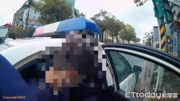 ▲警方逮捕搶走金項鍊的黃姓通緝犯。（圖／記者張君豪翻攝）