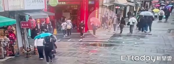 ▲警方逮捕搶走金項鍊的黃姓通緝犯。（圖／記者張君豪翻攝）