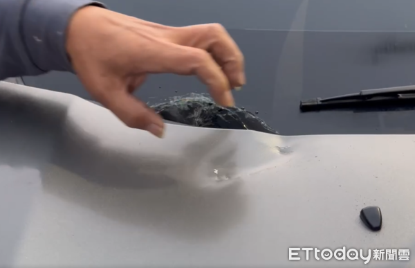 ▲台南市安南區海佃路四段452巷內1處民宅發生意外事故，遭天上掉下1架訓練用遙控飛機砸破採光罩，幸無人員傷亡。（圖／記者林東良翻攝，下同）