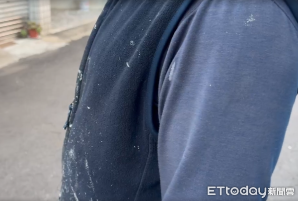 ▲台南市安南區海佃路四段452巷內1處民宅發生意外事故，遭天上掉下1架訓練用遙控飛機砸破採光罩，幸無人員傷亡。（圖／記者林東良翻攝，下同）