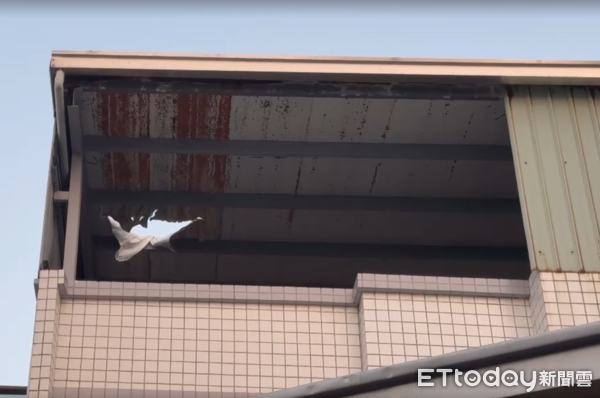 ▲台南市安南區海佃路四段452巷內1處民宅發生意外事故，遭天上掉下1架訓練用遙控飛機砸破採光罩，幸無人員傷亡。（圖／記者林東良翻攝，下同）