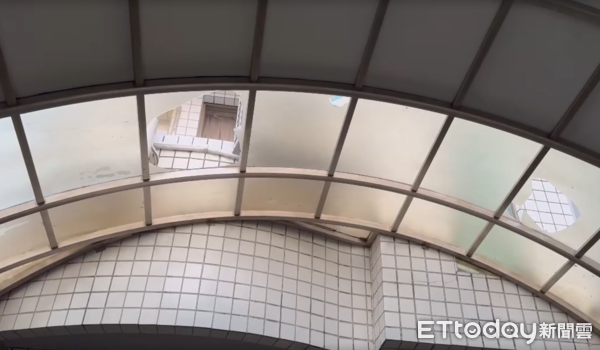 ▲台南市安南區海佃路四段452巷內1處民宅發生意外事故，遭天上掉下1架訓練用遙控飛機砸破採光罩，幸無人員傷亡。（圖／記者林東良翻攝，下同）